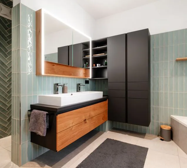 Badezimmer mit grünen Fliesen, Waschtisch und Badewanne