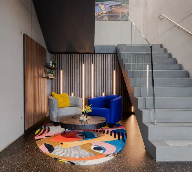 Geschäftsräume mit Sitzecke, Treppe und Sichtbeton