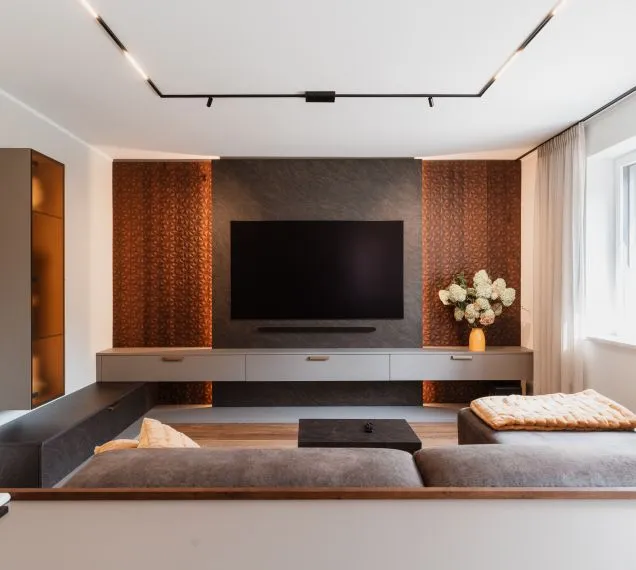 Wohnzimmer mit Medienwand, gemusterter Rückwand und Sofa